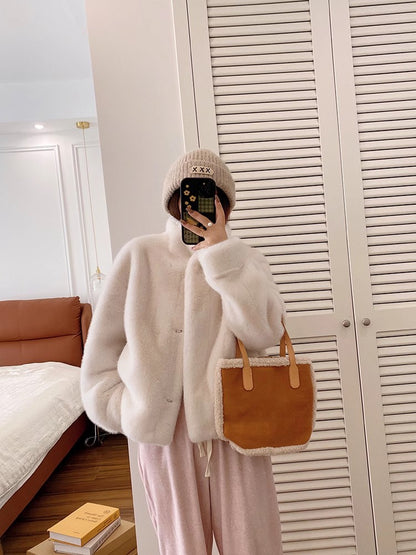 Manteau court en fourrure synthétique