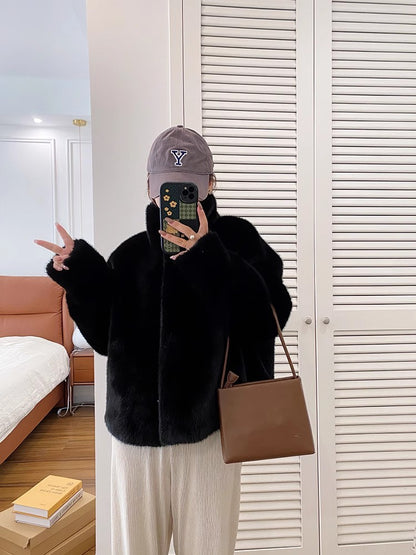 Manteau court en fourrure synthétique