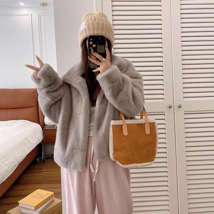 Manteau court en fourrure synthétique