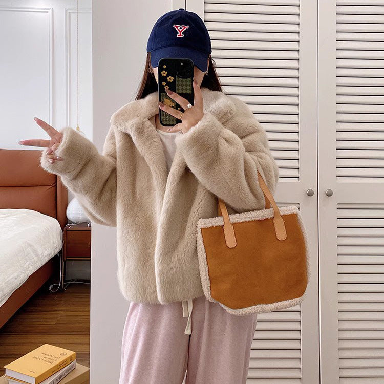 Manteau court en fourrure synthétique