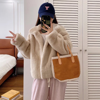 Manteau court en fourrure synthétique