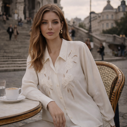 Chemise blanche brodée à col creux