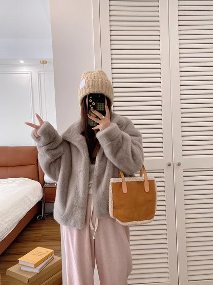 Manteau court en fourrure synthétique